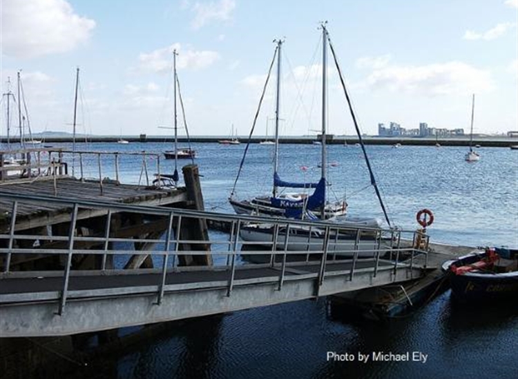 Yacht Club Pontoon